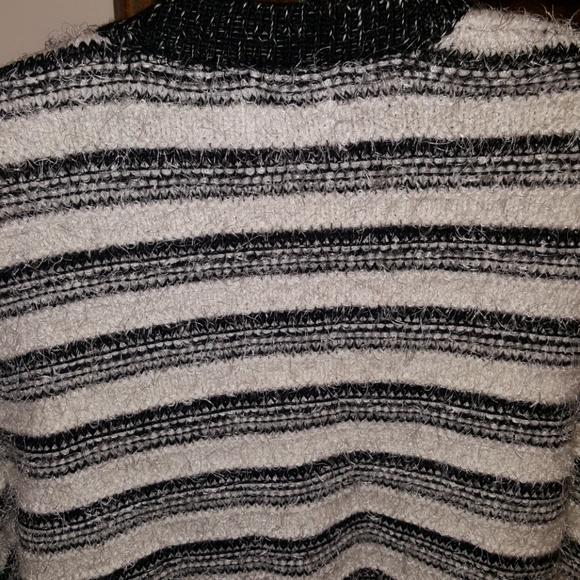 $5 ITEM. Calvin Klein cardigan. MUST BUNDLE WITH TWO OTHER ITEMS - Picture 5 of 7